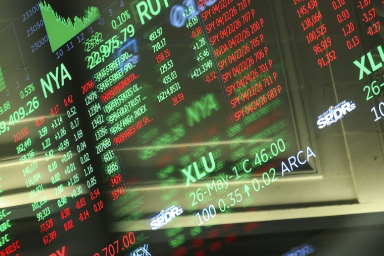 Un tableau passe en revue les valeurs de la Bourse à New York le 22 avril 2026. ( AFP / ANGELA WEISS )
