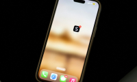 L'application de Shein sur un téléphone - c'est principalement une marque de vêtements et d'accessoires, vendus en ligne, qui se démarque par ses prix extrêmement bas, la profusion des références et son marketing agressif ( AFP / EMMA DA SILVA )