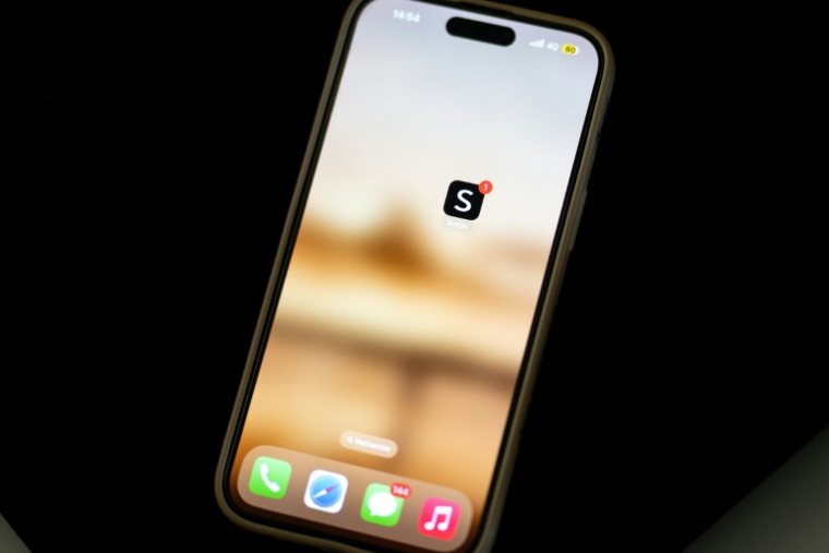 L'application de Shein sur un téléphone - c'est principalement une marque de vêtements et d'accessoires, vendus en ligne, qui se démarque par ses prix extrêmement bas, la profusion des références et son marketing agressif ( AFP / EMMA DA SILVA )