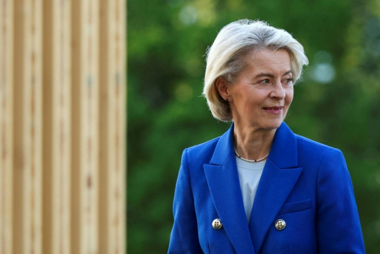 La présidente de la Commission européenne, Ursula von der Leyen, assiste à la cérémonie d'accueil officielle organisée dans le cadre du sommet du G7, à Evian, dans l'est de la France, le 15 juin 2026 ( POOL / Isabel Infantes )