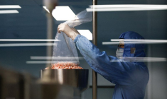 Une chaîne de production de médicaments, à Pékin