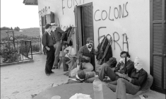 Des autonomistes corses masqués et armés devant une cave viticole pendant une prise d'otages à Aléria, le 21 août 1975 en Haute-Corse ( AFP / STF )