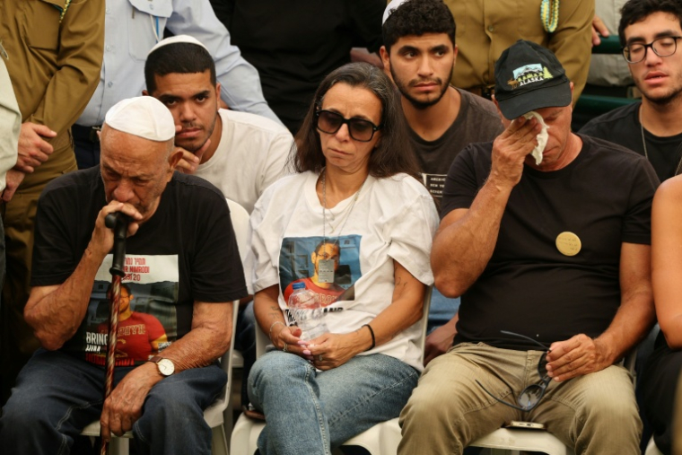 Des proches du soldat Tamir Nimrodi assistent à son enterrement le 16 ocotobre 2025 à Kfar Saba en Israël ( AFP / Jack GUEZ )