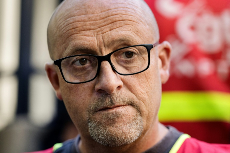 Le délégué CGT Maël Le Goff de la Fonderie de Bretagne devant le tribunal de commerce de Lorient, le 3 juillet 2026 dans le Morbihan ( AFP / Fred TANNEAU )