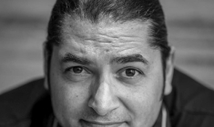 Portrait d’Alan Geaam, chef étoilé inspiré par le Liban où il a grandi. Autodidacte, il est aujourd’hui à la tête de deux restaurants dont un gastronomique et d’une toute nouvelle épicerie. crédit photo : Facebook