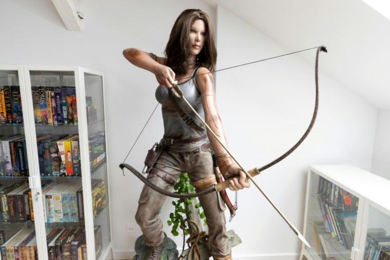 Une statue de Lara Croft, la protagoniste principale de la série de jeux vidéo "Tomb Raider", est exposée au "musée de l'histoire du jeu vidéo" à Zagreb, le 29 mai 2025 ( AFP / DAMIR SENCAR )