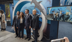 Le maire de Nice, Christian Estrosi, l'ambassadeur de France pour les pôles et l'océan, Olivier Poivre d'Arvor (à droite), ainsi que des représentants de l'ONU posent lors de leur visite de l'exposition « La baleine » présentée pour la Conférence des Nations Unies sur l'océan (ONUC) au Parc des expositions de Nice, le 2 juin 2025.  ( AFP / FREDERIC DIDES )