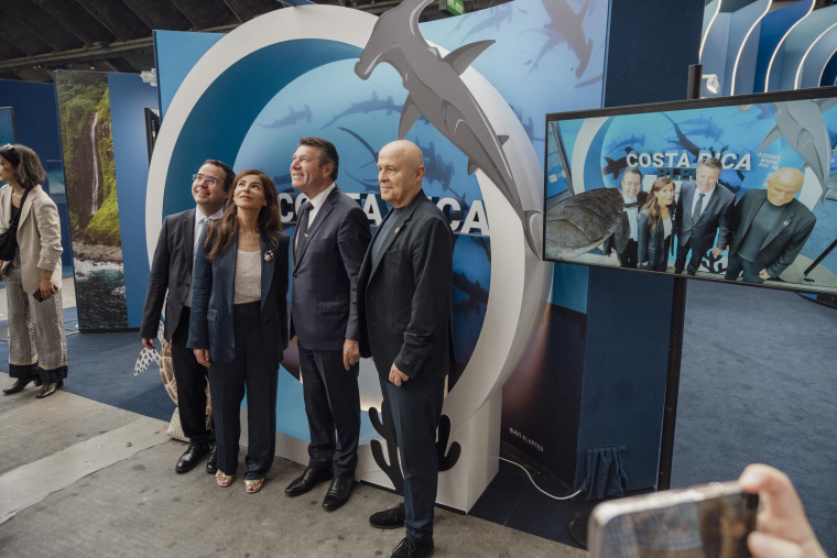 Le maire de Nice, Christian Estrosi, l'ambassadeur de France pour les pôles et l'océan, Olivier Poivre d'Arvor (à droite), ainsi que des représentants de l'ONU posent lors de leur visite de l'exposition « La baleine » présentée pour la Conférence des Nations Unies sur l'océan (ONUC) au Parc des expositions de Nice, le 2 juin 2025.  ( AFP / FREDERIC DIDES )