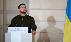 Volodimir Zelensky lors d'une réunion avec le président français Emmanuel Macron et le chancelier allemand Scholz à l'Elysée à Paris