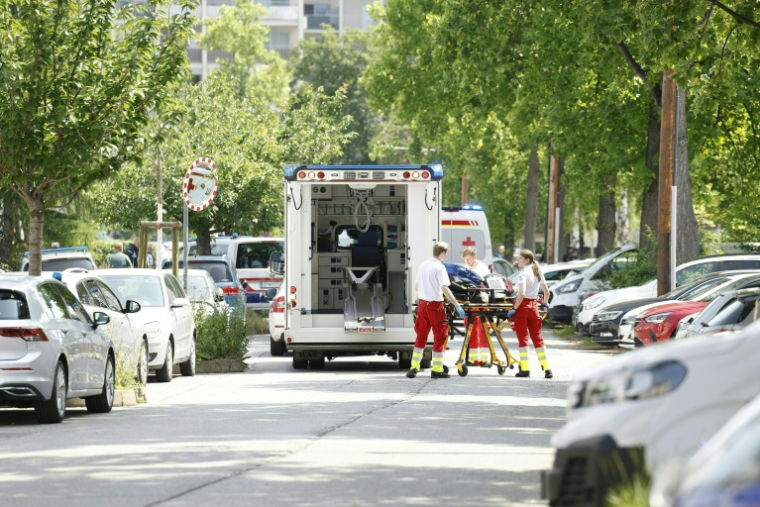 Des équipes de secours dans une rue proche d’un établissement scolaire où des tirs ont fait plusieurs morts, le 10 juin 2025 à Graz, en Autriche ( APA / ERWIN SCHERIAU )