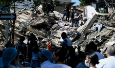 Des personnes sur un bâtiment effondré après un séisme à Cali, en Colombie, le 10 août 2026 ( AFP / Joaquin SARMIENTO )