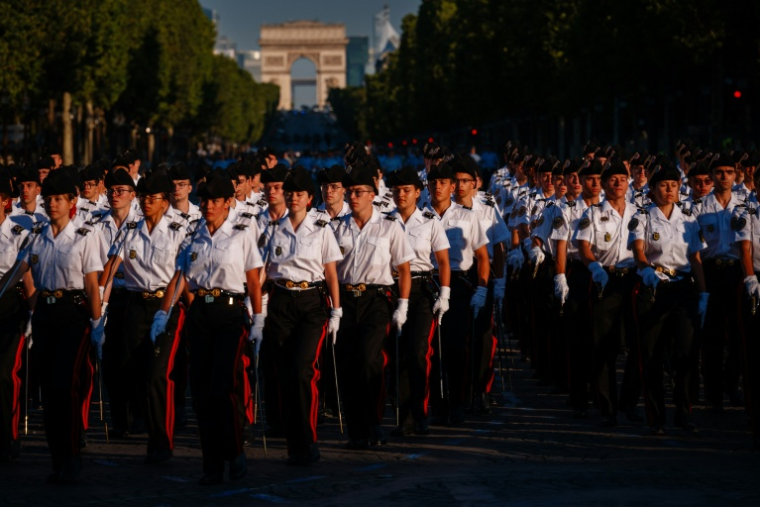 Des élèves de l'École polytechnique lors d'une répétition du défilé militaire du 14 Juillet sur l'avenue des Champs-Élysées, à Paris, le 8 juillet 2026 ( AFP / Dimitar DILKOFF )