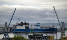 Le porte-conteneurs turc endommagé Lider Bordo Mavi, à quai au port de Trabzon après avoir été attaqué près du port russe de Touapsé, le 15 septembre 2026, en Turquie ( AFP / Yasin AKGUL )