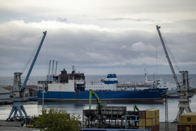 Le porte-conteneurs turc endommagé Lider Bordo Mavi, à quai au port de Trabzon après avoir été attaqué près du port russe de Touapsé, le 15 septembre 2026, en Turquie ( AFP / Yasin AKGUL )