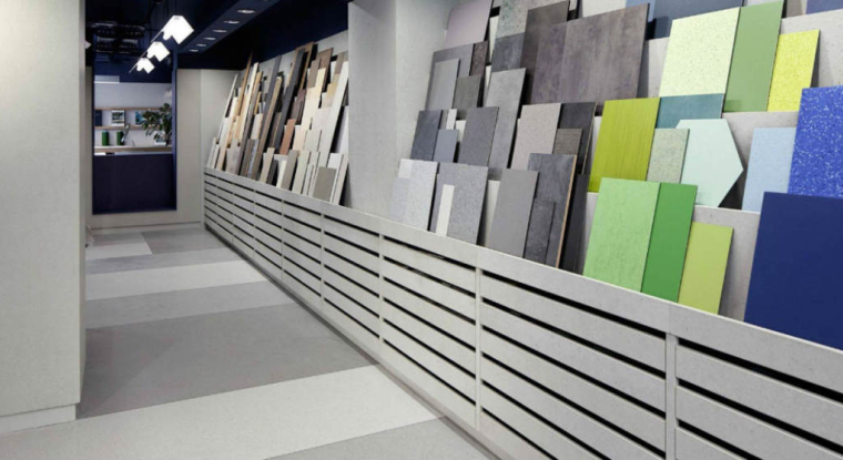 Tarkett est un fabricant de revêtements de sols (sols vinyle, linoléum, moquettes, parquets, etc.) et de surfaces sportives. (© Tarkett)