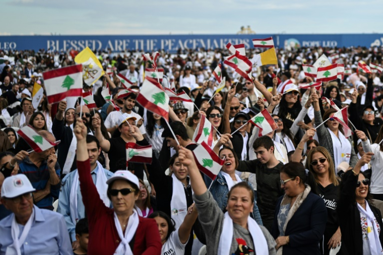 Des fidèles libanais assistent à la messe présidée par le pape Léon XIV sur le front de mer à Beyrouth, le 2 décembre 2025 au Liban ( AFP / Jewel SAMAD )
