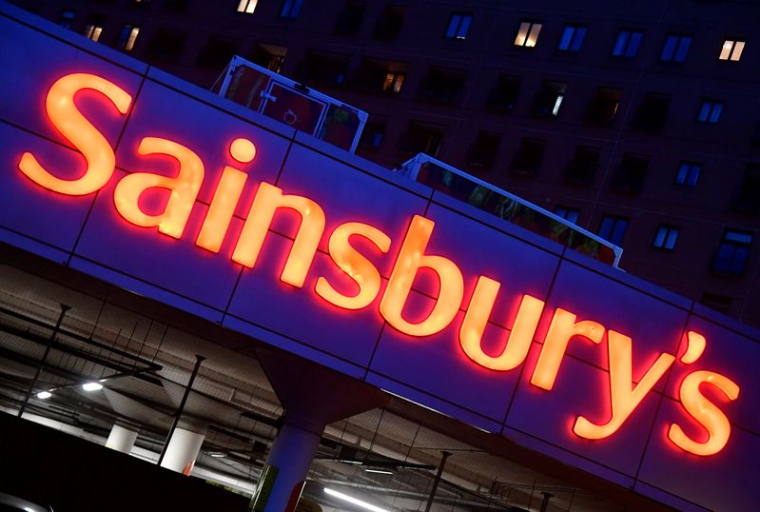 SAINSBURY'S PRÉVOIT UNE BAISSE DE SES BÉNÉFICES ANNUELS EN RAISON DE L'INFLATION