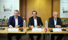 De gauche à droite, Thierry Cotillard, patron des Mousquetaires/Intermarché,  Alexandre Bompard, patron de Carrefour, et Philippe Michaud, celui de l'enseigne E.Leclerc, lors d'une conférence de presse au siège de la Fédération du commerce et de la distribution (FCD, à Paris le 22 JUIN 2026. ( AFP / Simon WOHLFAHRT )