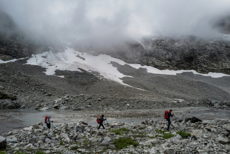 Des alpnistes dans le massif des Ecrins, le 8 juillet 2025 à saint-Christophe-en-Oisons, en Isère ( AFP / JEFF PACHOUD )
