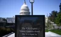 Un panneau annonce la fermeture aux visiteurs du Capitole de Washington en raison de la paralysie budgétaire, le 1er octobre 2025 ( AFP / Brendan SMIALOWSKI )