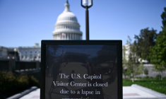 Un panneau annonce la fermeture aux visiteurs du Capitole de Washington en raison de la paralysie budgétaire, le 1er octobre 2025 ( AFP / Brendan SMIALOWSKI )