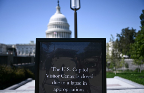 Un panneau annonce la fermeture aux visiteurs du Capitole de Washington en raison de la paralysie budgétaire, le 1er octobre 2025 ( AFP / Brendan SMIALOWSKI )
