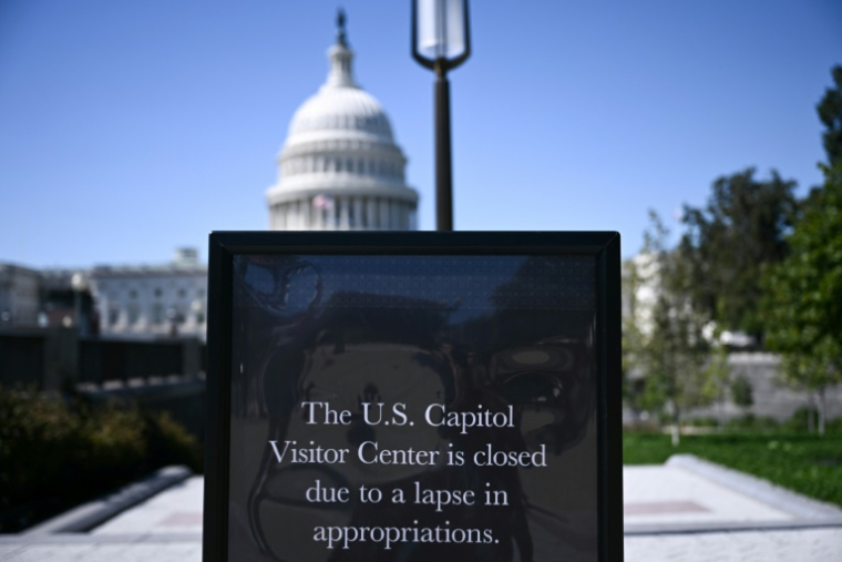 Un panneau annonce la fermeture aux visiteurs du Capitole de Washington en raison de la paralysie budgétaire, le 1er octobre 2025 ( AFP / Brendan SMIALOWSKI )