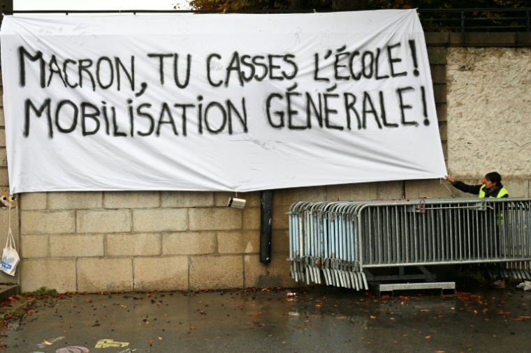 Des manifestants installent une bannière avant un défilé à l'appel des organisations lycéennes et étudiantes à Nantes, le 13 octobre 2026 ( AFP / Sebastien Salom-Gomis )