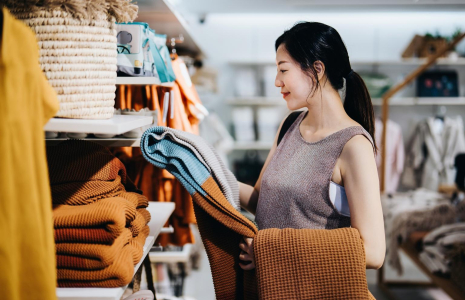 Les marques Kiabi et Gémo proposent des formules d’abonnement pour louer des vêtements. crédit photo : Getty Images