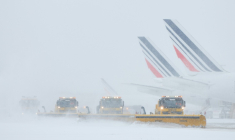 Opération de déneigement à l'aéroport Paris-Orly le 7 janvier 2026 ( AFP / Kiran RIDLEY )