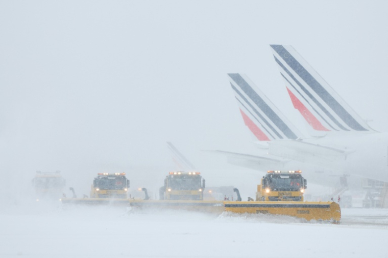 Chasse-neige sur le tarmac d'Orly, où plusieurs vols ont été annulés, le 7 janvier 2026 ( AFP / Kiran RIDLEY )