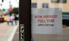 Un magasin de détail annonce un emploi à plein temps sur sa porte ouverte à Oceanside, Californie