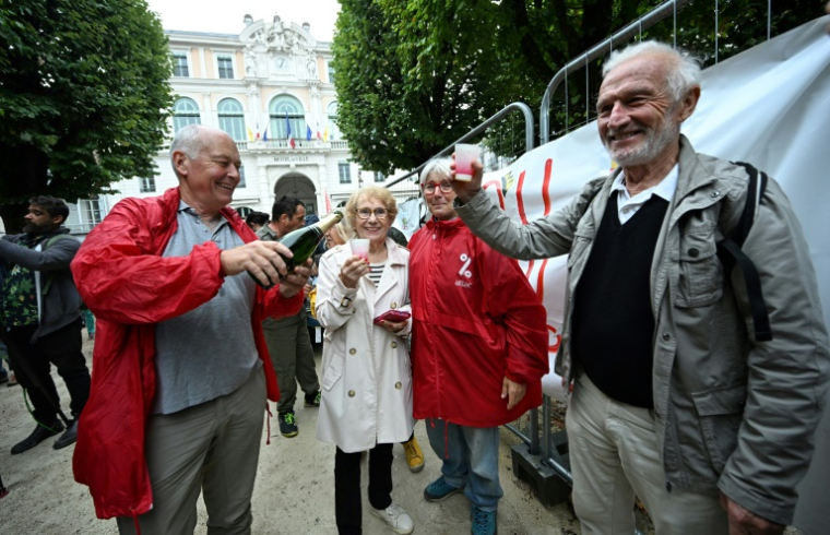Des manifestants fêtent la chute du gouvernement de François Bayrou devant la mairie de Pau, le 8 septembre 2025 dans les Pyrénées-Atlantiques ( AFP / Gaizka IROZ )