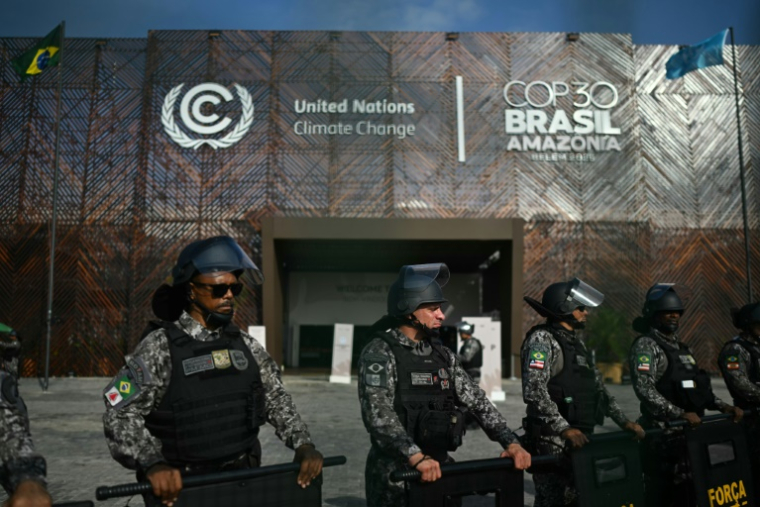 Les autorités ont considérablement renforcé la sécurité autour du site de la COP30 après un blocage de manifestants autochtones, avec de nombreux soldats et membres de la police militaire ( AFP / Mauro PIMENTEL )