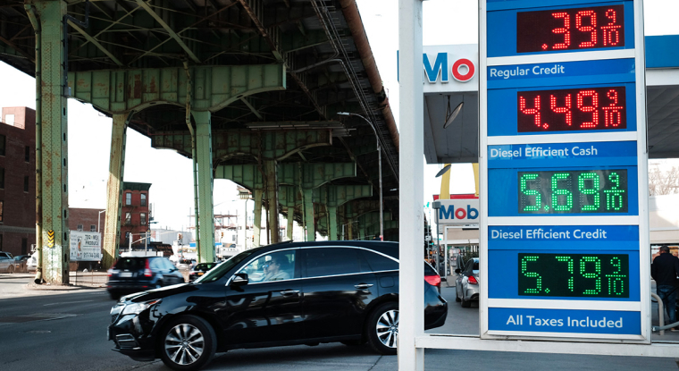 La forte hausse du prix de l'essence pousse les Américains à revoir leur projets de vacances. (© AFP)