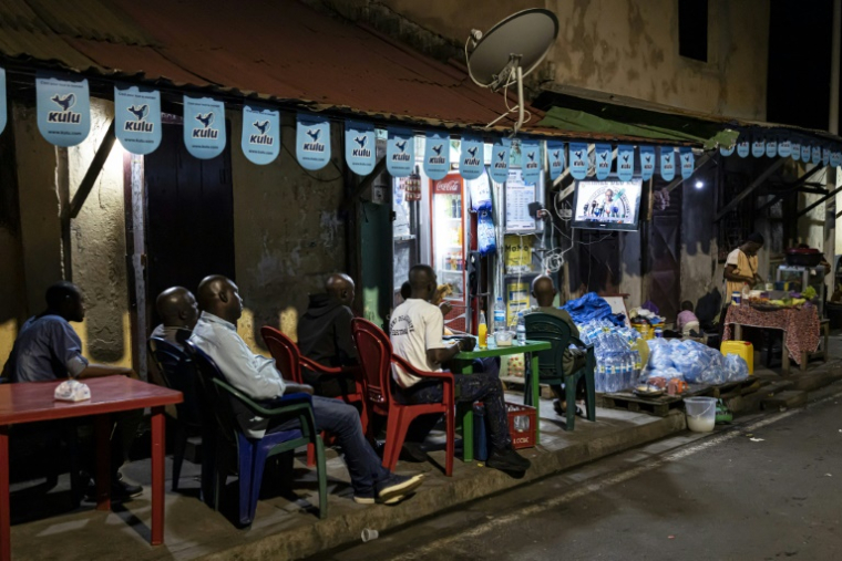 Des habitants regardent à la télévision l'annonce des résultats du vote du référendum constitutionnel, le 23 septembre 2025 à Conakry, en Guinée ( AFP / PATRICK MEINHARDT )