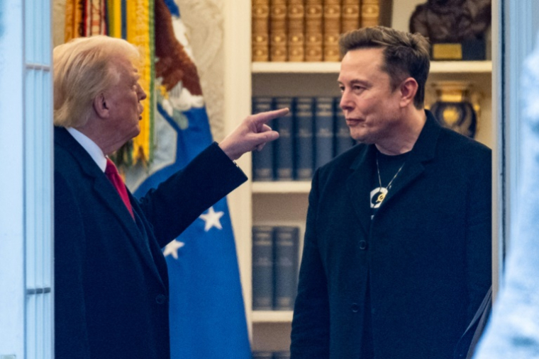 (ARCHIVES) Le président américain Donald Trump et Elon Musk (D) dans le Bureau ovale à Washington le 14 mars 2025 ( AFP / ROBERTO SCHMIDT )