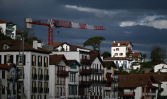 Grue de construction dans un quartier de logemements à Ciboure, dans le département des Pyrénées-Atlantiques, le 7 mars 2025. ( AFP / Philippe LOPEZ )