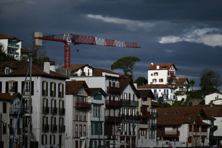 Grue de construction dans un quartier de logemements à Ciboure, dans le département des Pyrénées-Atlantiques, le 7 mars 2025. ( AFP / Philippe LOPEZ )