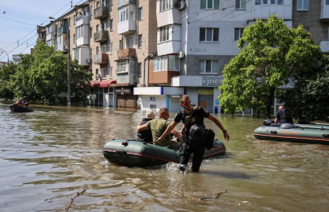 La police évacue les résidents à Kherson, en Ukraine