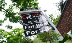 Un panneau « À louer, à vendre » à l'extérieur d'une maison à Washington, États-Unis