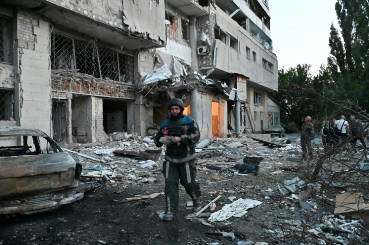 Après des frappes russes à Khakiv (nord-est de l'Ukraine), le 12 juin 2025 ( AFP / SERGEY BOBOK )