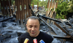 L'artiste plasticien et homme d'affaires Thierry Ehrmann face à la presse dans sa "Demeure du Chaos" le 13 septembre 2006 à Saint-Romain-au-Mont-d'Or, dans le Rhône ( AFP / JEFF PACHOUD )