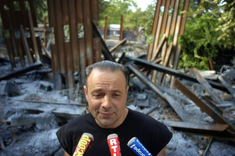 L'artiste plasticien et homme d'affaires Thierry Ehrmann face à la presse dans sa "Demeure du Chaos" le 13 septembre 2006 à Saint-Romain-au-Mont-d'Or, dans le Rhône ( AFP / JEFF PACHOUD )