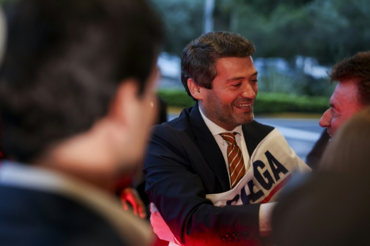 Le président du parti d'extrême droite Chega Andre Ventura arrive au siège de sa formation pour la soirée électorale, le 18 mai 2025 à Lisbonne ( AFP / ANDRE DIAS NOBRE )