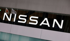 Le drapeau national du Japon se reflète sur un logo de Nissan Motor Co. au siège de la société à Yokohama