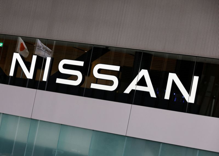 Le drapeau national du Japon se reflète sur un logo de Nissan Motor Co. au siège de la société à Yokohama