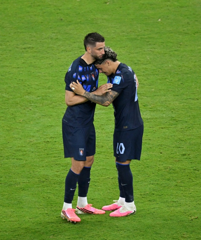 Rodrigo Bentancur (g) et Maximiliano Araujo après l'élimination de l'Uruguay battu par l'Espagne lors de la dernière journée de phase de groupes du Mondial, le 26 juin 2026 à Guadalajara ( AFP / Alfredo ESTRELLA )