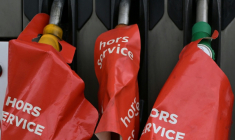 L'inquiétude monte quant à la possibilité d'une pénurie de carburants routiers ou aériens au coeur de l'été ( AFP / Damien MEYER )