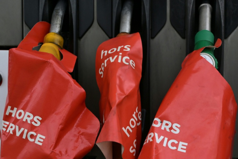 L'inquiétude monte quant à la possibilité d'une pénurie de carburants routiers ou aériens au coeur de l'été ( AFP / Damien MEYER )